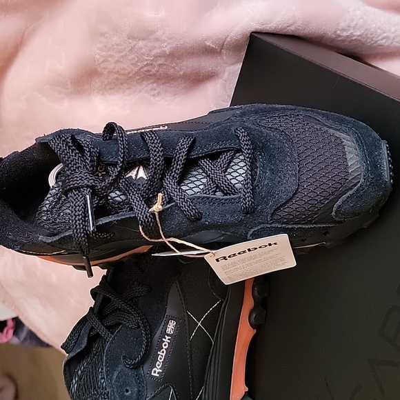Reebok x Cardi B Classic Leather Low Womens 8 Black Orange - Picture 3 of 6